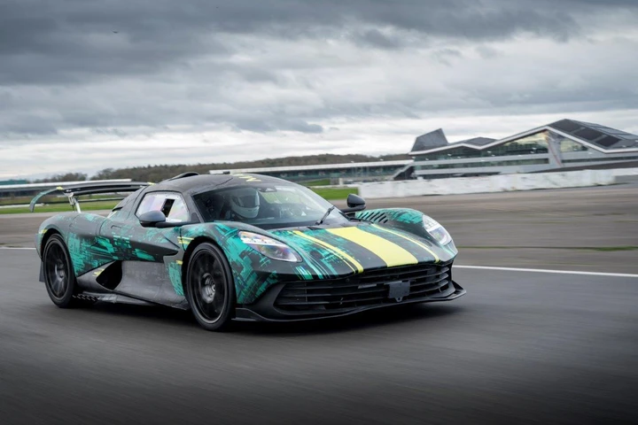 Aston Martin Valhalla: rivoluzione ibrida nel segmento delle hypercar [FOTO]