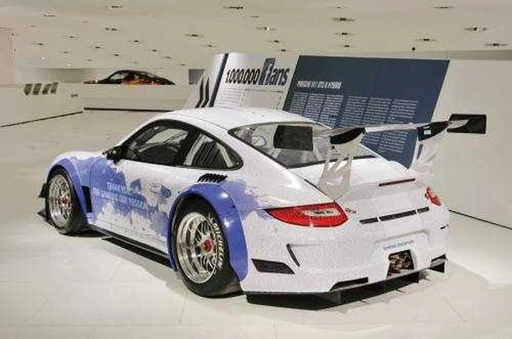 Porsche 911 GT3 R Hybrid per Facebook