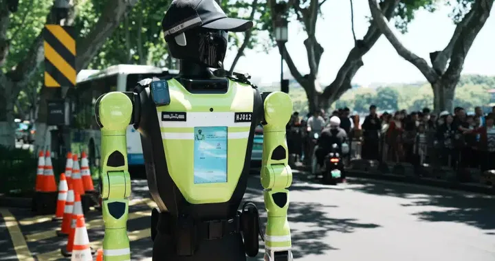 Cina, robot umanoidi nel traffico: 15 in strada a Hangzhou
