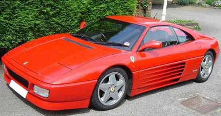 Nullatenente con... Ferrari in garage