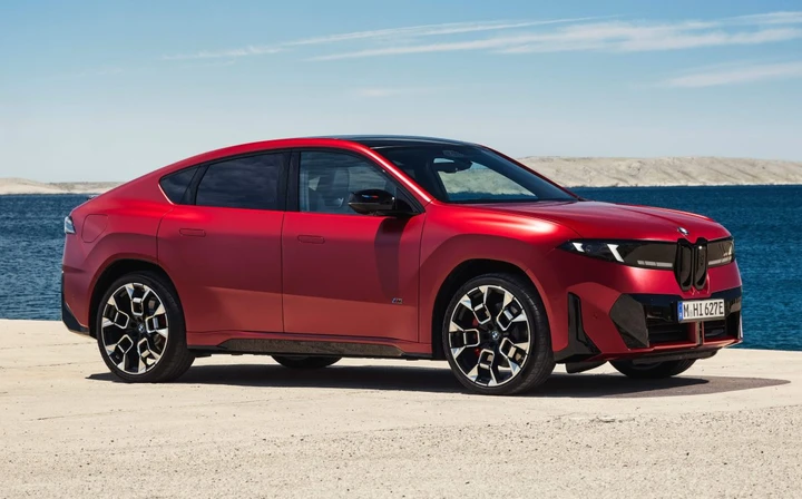 BMW iX4 2027: tre versioni, fino a 612 CV e ricarica a 400 kW