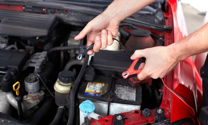 Manutenzione auto: immagini ufficiali