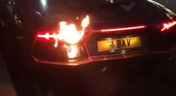 Fa lo spaccone con la Lamborghini ma l’auto prende fuoco