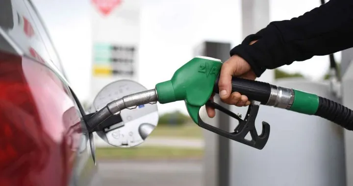 Carburanti, il prezzo della benzina supera i 2 euro al litro
