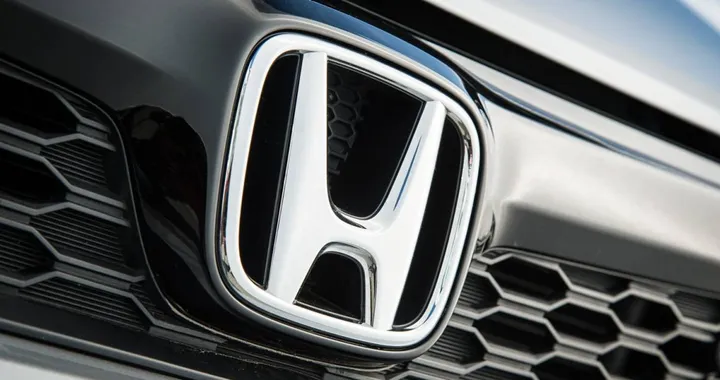 Honda punta sulle auto ibride: riduzione degli investimenti nei veicoli elettrici