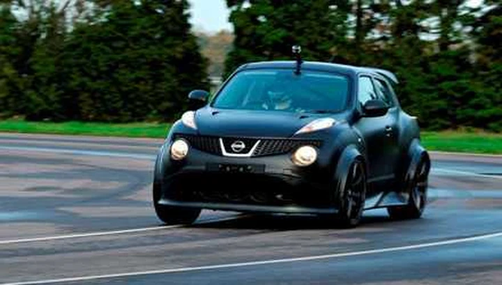 Nissan Juke-R: nuove foto in pista