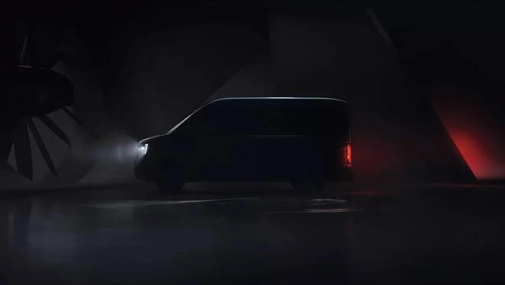 Renault Master 2024 svela la sua silhouette in attesa della presentazione