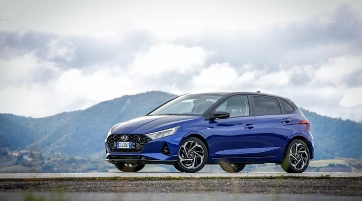 Hyundai i20: dotazioni, prezzi, versione ibrida