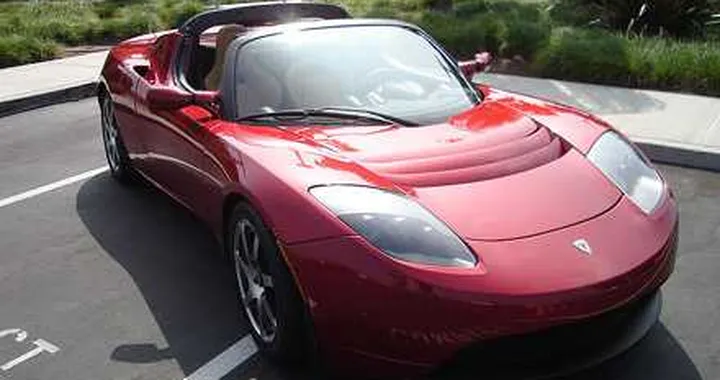 Tesla proroga la produzione della Roadster