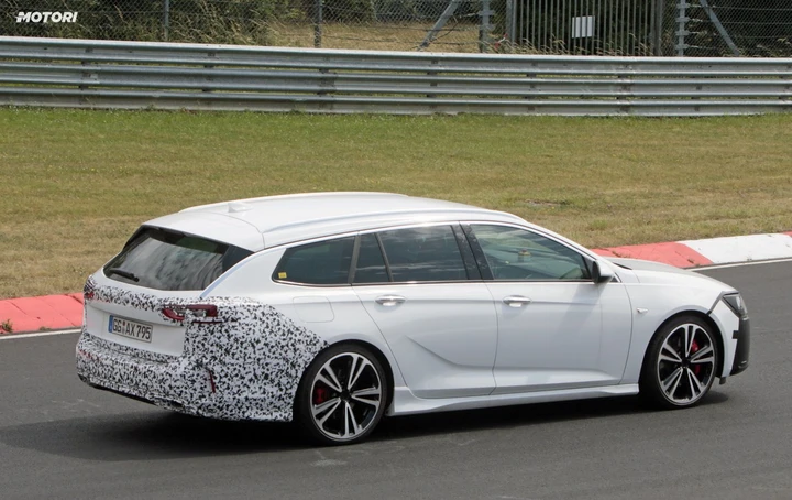Opel Insignia GSI Sports Tourer: le foto spia
