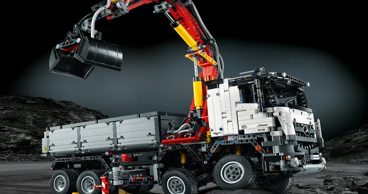Lego Technic Mercedes Arocs: il camion in mattoncini