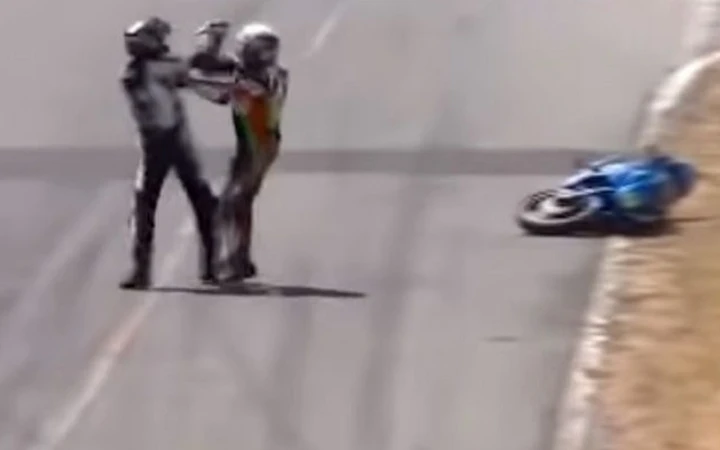Superbike, Costa Rica, rissa fra due piloti in piena corsa: ecco il video