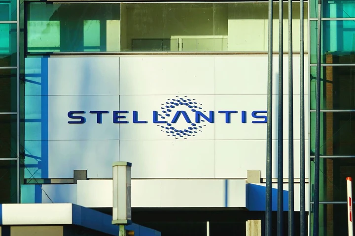 Stellantis abbandona l’idrogeno: focus su elettrico e ibrido, a rischio il futuro di Symbio