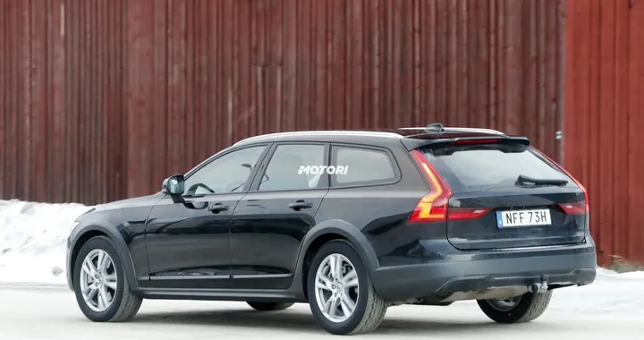 Volvo V90 Cross Country facelift: le foto spia