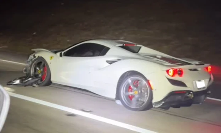 Ferrari F8 Spider massacrata dall’incidente, ma non si ferma [VIDEO]