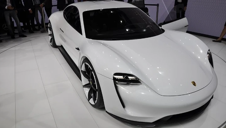 Porsche Mission E: la GT elettrica di Zuffenhausen arriverà nel 2019