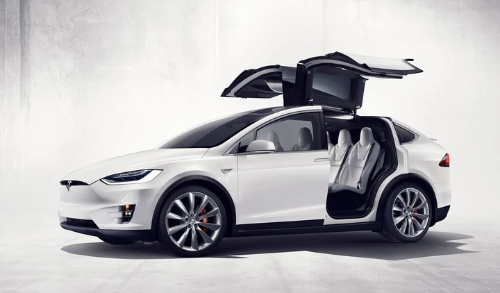Tesla Model X: il SUV elettrico potente come una supercar