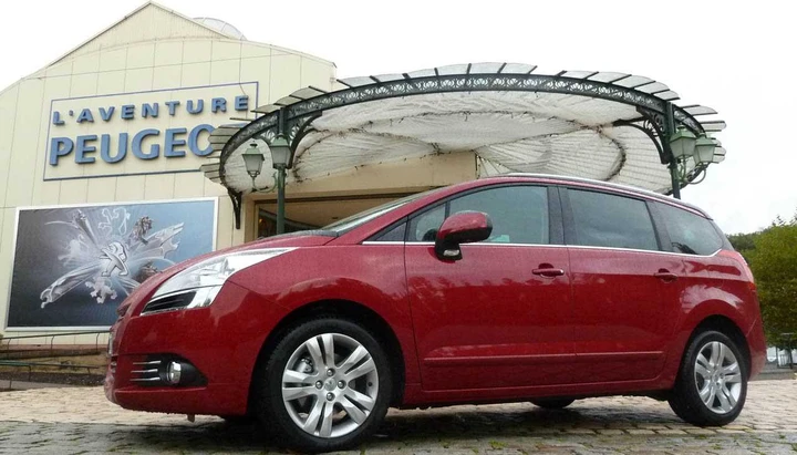 Peugeot 5008, il comfort diventa automatico