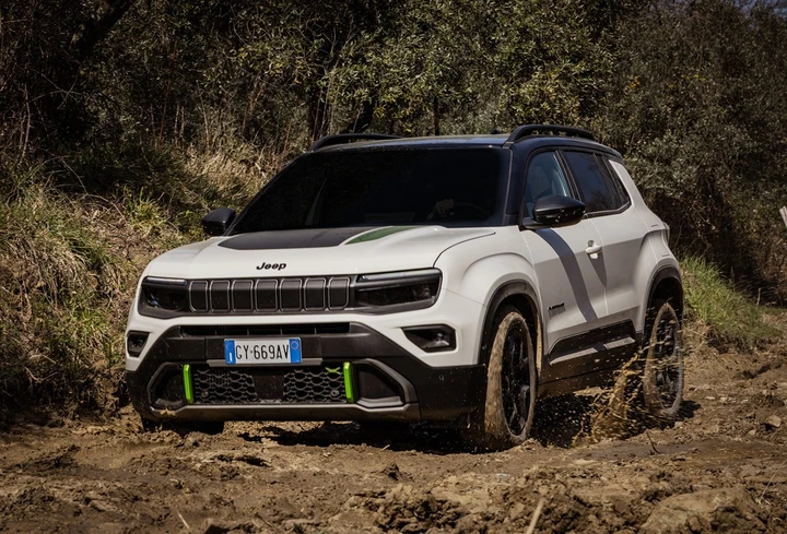 Jeep Avenger 4xe: la rivoluzione ibrida 4x4 nel segmento dei B-SUV
