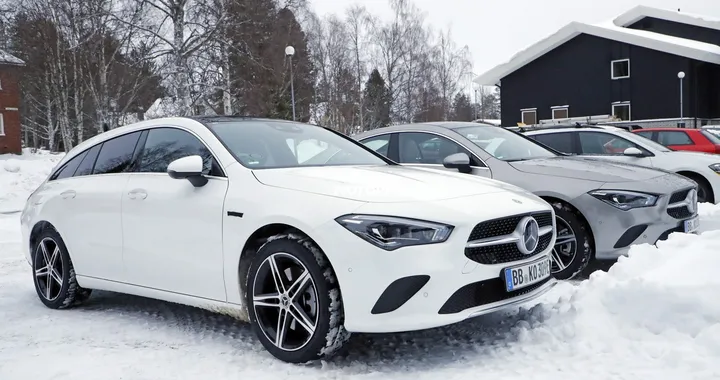 Mercedes CLA ibrida plug-in: le foto spia