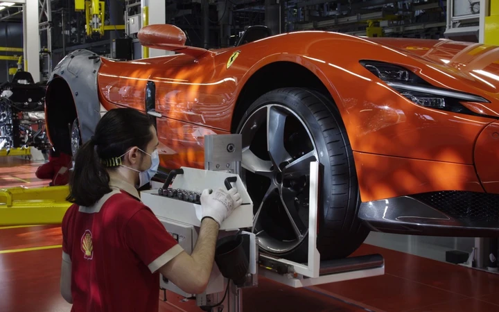 Ferrari annuncia il ritorno alla produzione: immagini ufficiali