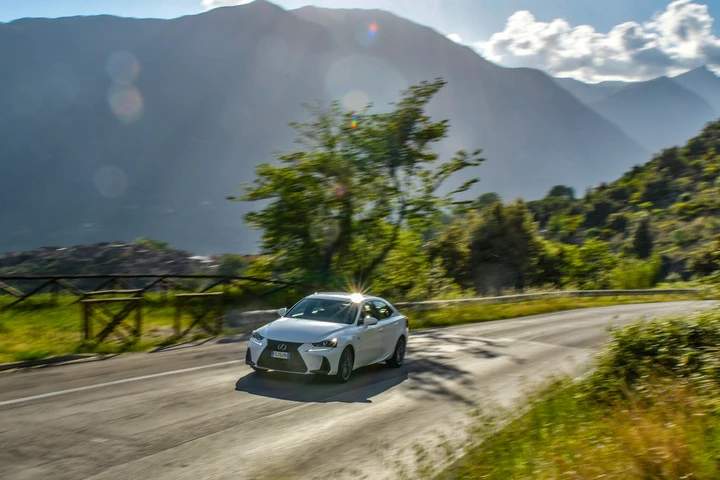 Lexus IS Hybrid 2017: la prova su strada