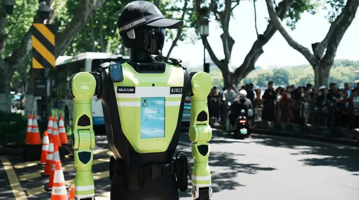 Cina, robot umanoidi nel traffico: 15 in strada a Hangzhou