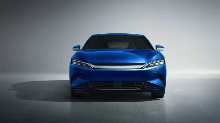 BYD sorpassa tutti: auto elettriche ricaricate in 5 minuti, addio attese