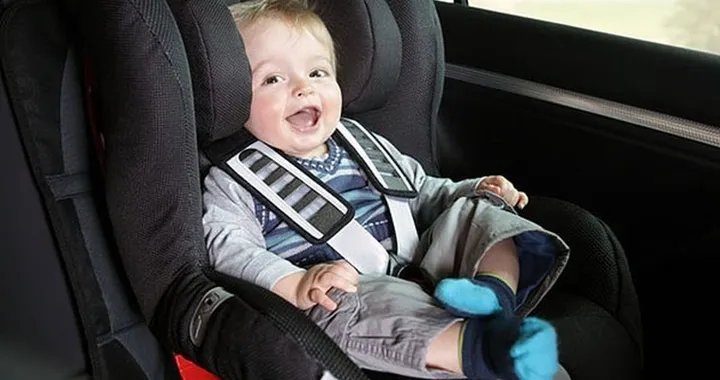 Bambini in auto: la Camera dice sì ai sistemi anti-abbandono