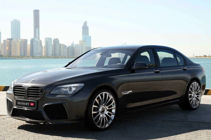 BMW Serie 7 Mansory: l'ammiraglia si veste in carbonio