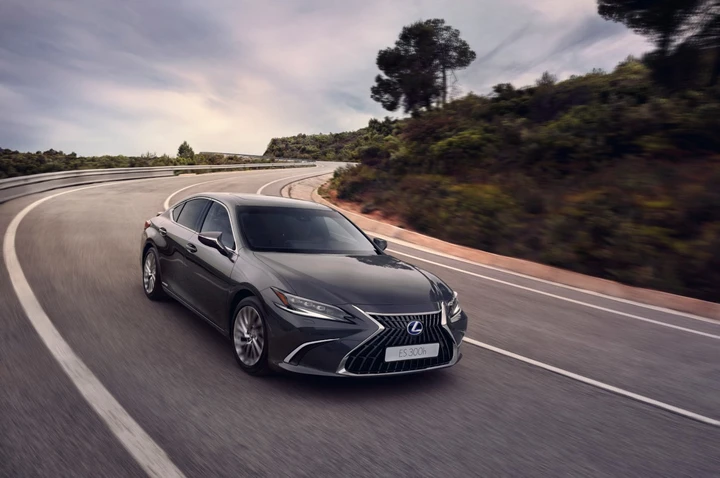 Lexus ES 300h: dotazioni, tecnologie, alimentazione ibrida