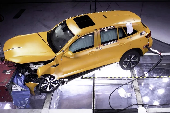 Mercedes EQC, crash test presso il Centro di Tecnologia sulla sicurezza TFS: immagini ufficiali