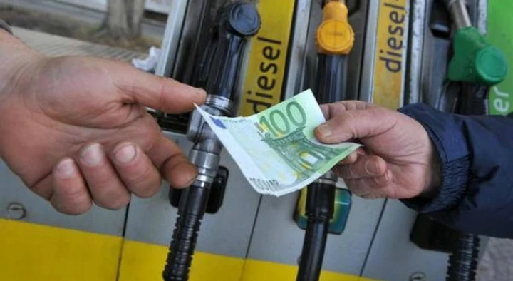 Prezzi carburanti in calo: a ottobre risparmiato quasi un miliardo