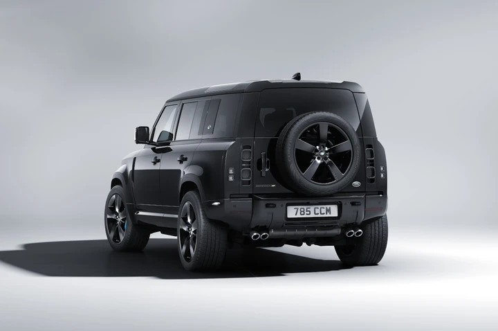 Land Rover Defender V8 Bond Edition 2021: immagini ufficiali