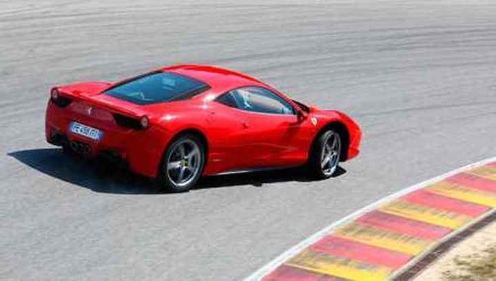 Ferrari: in Cina un corso di guida per nuovi rampolli
