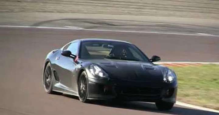 Ferrari: in pista l'erede della 599 GTB, il video