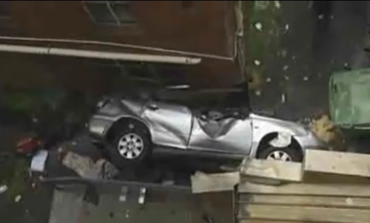 Cade con l'auto dal 6° piano di un parcheggio. Si salva