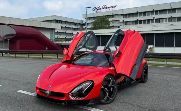 Alfa Romeo 33 Stradale: spende 3 milioni e la guida ogni giorno