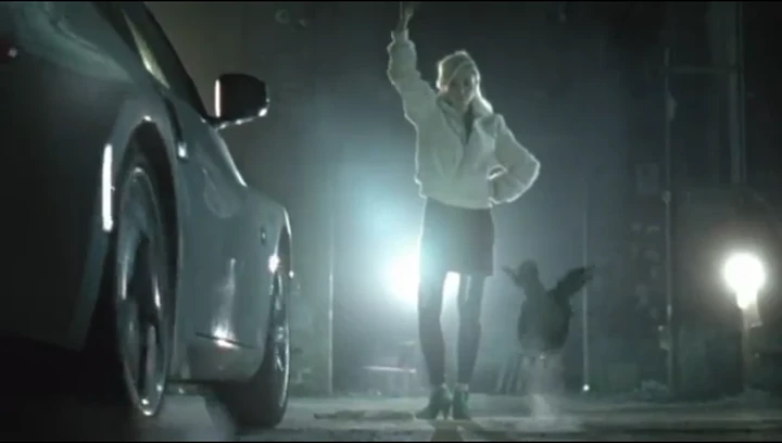 Spot Nissan: la 370Z sfida un pollo!