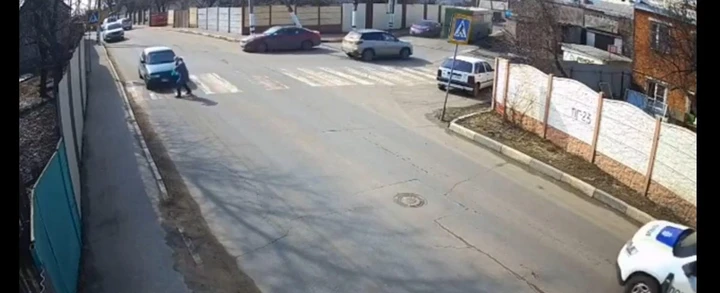 Automobilista investe pedone sulle strisce davanti alla Polizia: arresto immediato