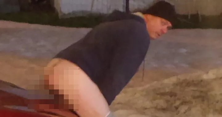In Ohio è caccia a Mr Pupù, l'uomo che la fa sulle auto