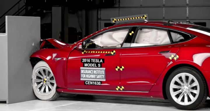 Crash test IIHS: bene Prius Prime e Volt, rimandate i3 e Model S