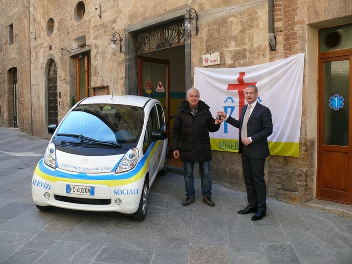 Peugeot: una iOn per l’Arciconfraternita di Misericordia di San Gimignano