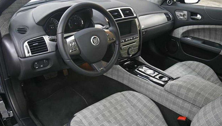 Alcantara veste la Jaguar XKR 75 al Fuori Salone di Milano