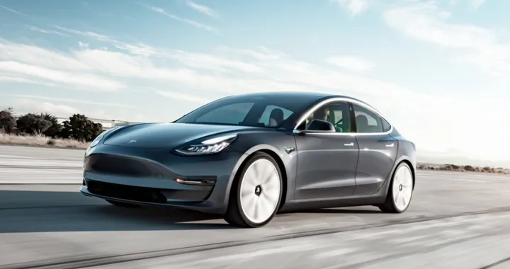 Tesla Model 3, bug informatico addebita 27 auto ad un cliente: 1,4 milioni da pagare