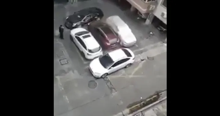 Automobilista bloccato nel parcheggio: il video che sorprende