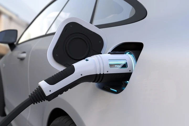 Auto elettrica: la ricarica nel 2022 costa il 161% in più