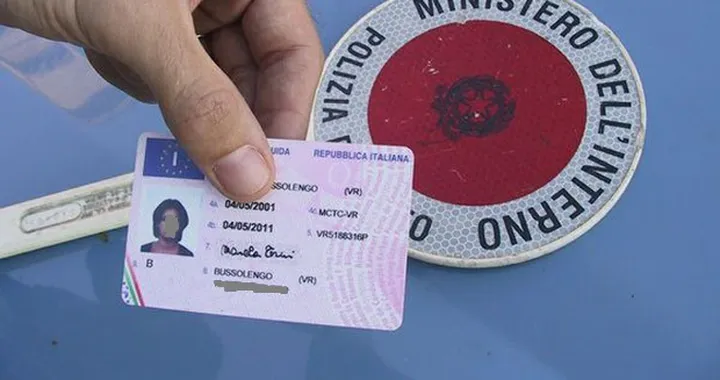 Patente e punti, dichiarare il falso sul conducente è reato