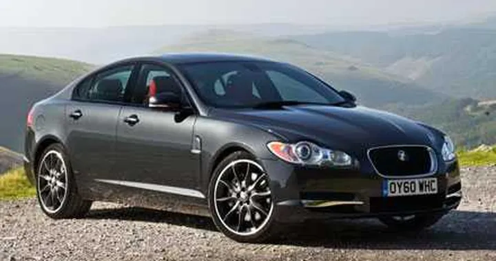 Jaguar XF Black Pack: più cattiva con 1.000 euro