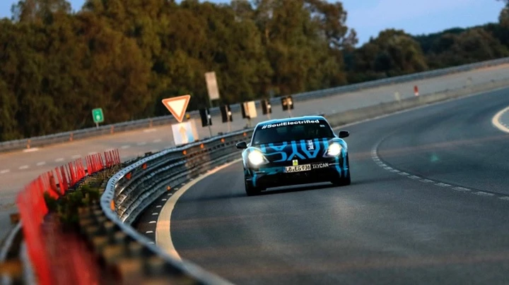 Porsche Taycan: test a Nardò sulle 24 ore
